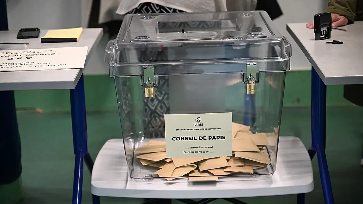Votuesit francezë drejtohen në qendrat e votimit për raundin e parë të zgjedhjeve lokale