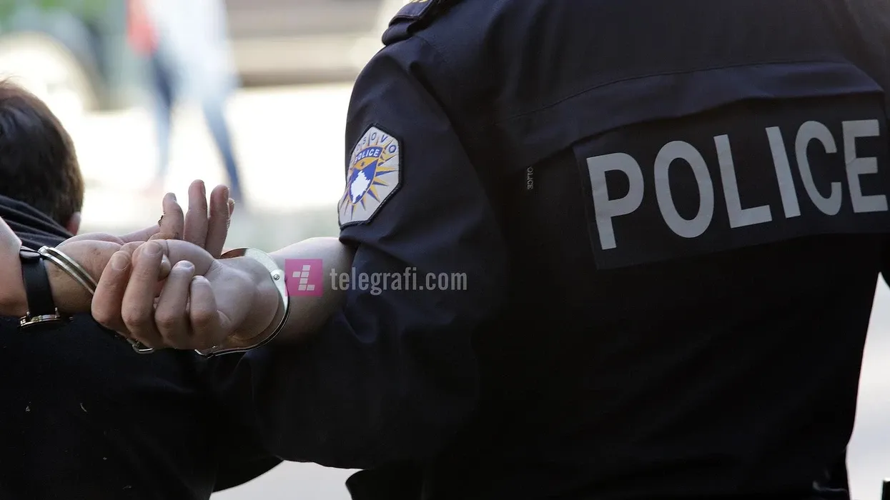 Dy të arrestuar, dyshohet se hodhën granatë dore në oborrin e një shtëpie në Vushtrri Dy të arrestuar, dyshohet se hodhën granatë dore në oborrin e një shtëpie në Vushtrri