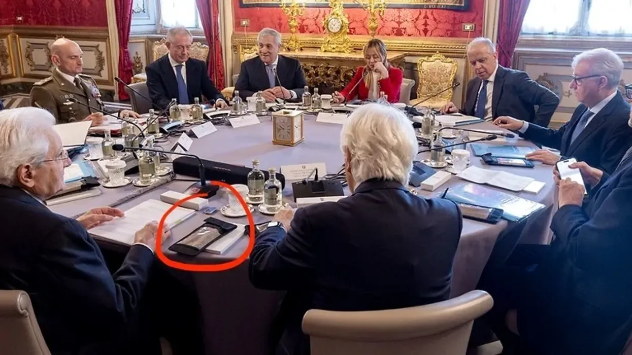 Çantat Faraday në tryezën e Këshillit Suprem të Mbrojtjes - pse po i përdorin ato zyrtarët italianë? Çantat Faraday në tryezën e Këshillit Suprem të Mbrojtjes - pse po i përdorin ato zyrtarët italianë?