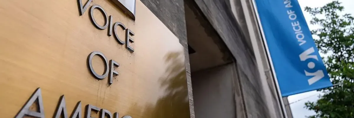 Gjykatësja amerikane urdhëron administratën Trump të rihapë Zërin e Amerikës Gjykatësja amerikane urdhëron administratën Trump të rihapë Zërin e Amerikës