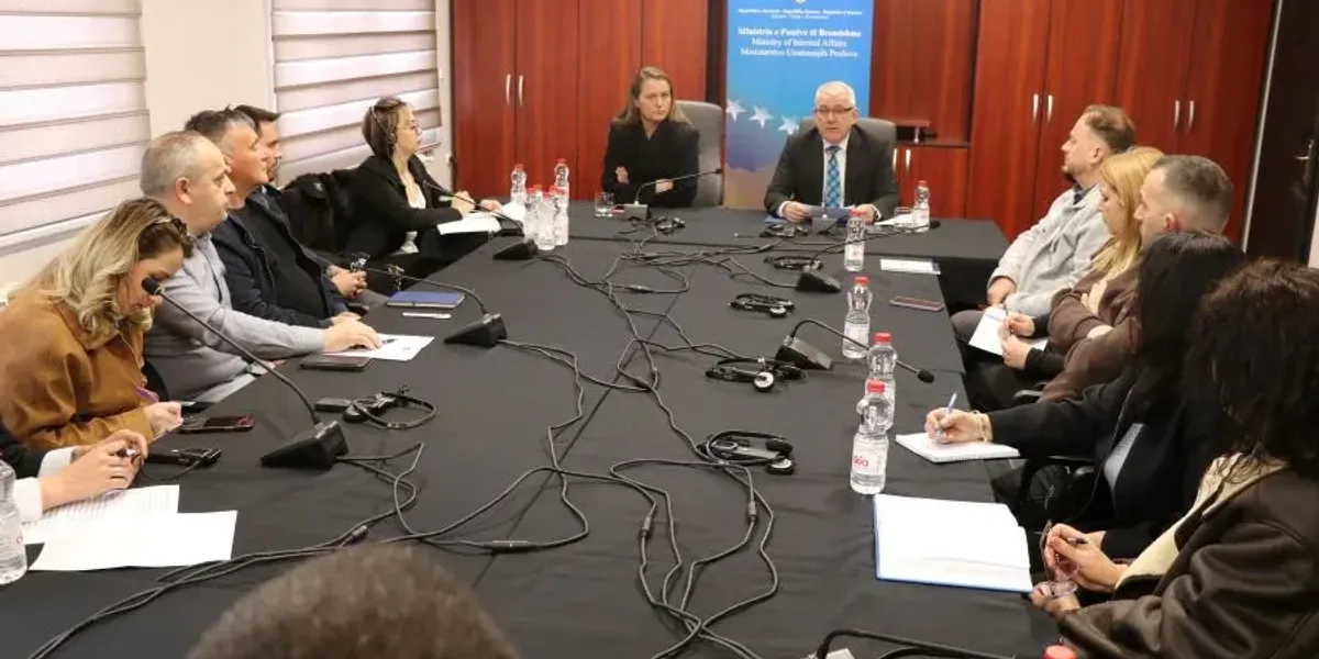 Sveçla takim me zyrtarët, në fokus zbatimi i Ligjit për Automjete dhe Ligjit për të Huaj Sveçla takim me zyrtarët, në fokus zbatimi i Ligjit për Automjete dhe Ligjit për të Huaj