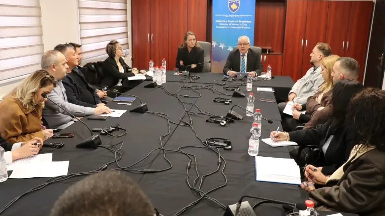 Sveçla takim me zyrtarët, në fokus zbatimi i Ligjit për Automjete dhe Ligjit për të Huaj