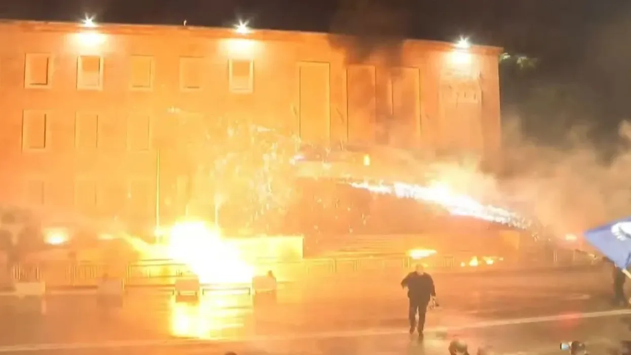 Protesta opozitës shqiptare, shpërthejnë fishekzjarrët -kundërpërgjigjet policia Protesta opozitës shqiptare, shpërthejnë fishekzjarrët -kundërpërgjigjet policia