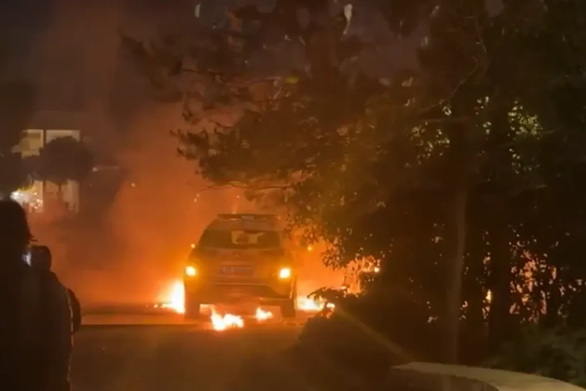 Protestuesit i vënë flakën makinës së Policisë, kundërpërgjigje me gaz lotsjellës Protestuesit i vënë flakën makinës së Policisë, kundërpërgjigje me gaz lotsjellës