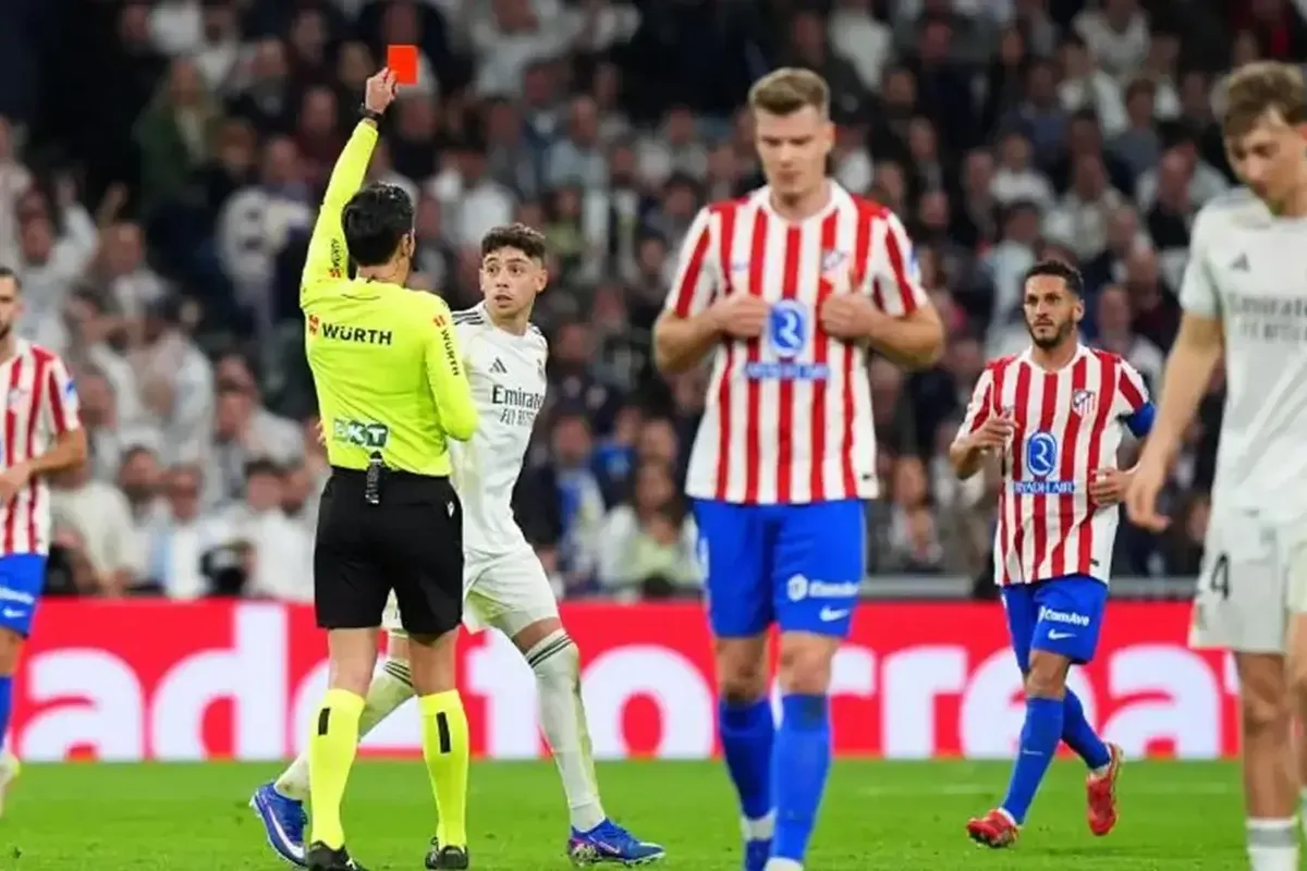 A iu bë e padrejtë Real Madridit në derbin ndaj Atleticos? Ish-gjyqtari i njohur thotë se Fede Valverde nuk e meritoi të kuqin A iu bë e padrejtë Real Madridit në derbin ndaj Atleticos? Ish-gjyqtari i njohur thotë se Fede Valverde nuk e meritoi të kuqin