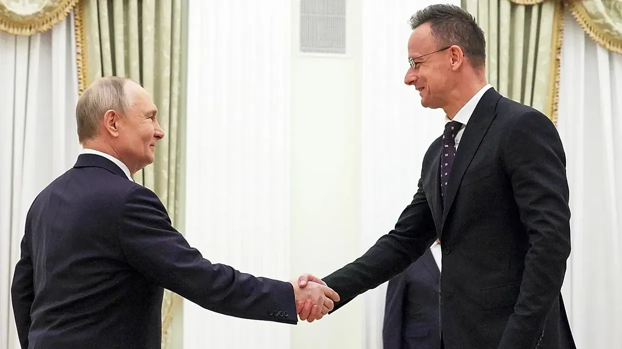 BE i bën thirrje Hungarisë të sqarojë raportet “shqetësuese” për rrjedhjet e informacionit tek Rusia BE i bën thirrje Hungarisë të sqarojë raportet “shqetësuese” për rrjedhjet e informacionit tek Rusia