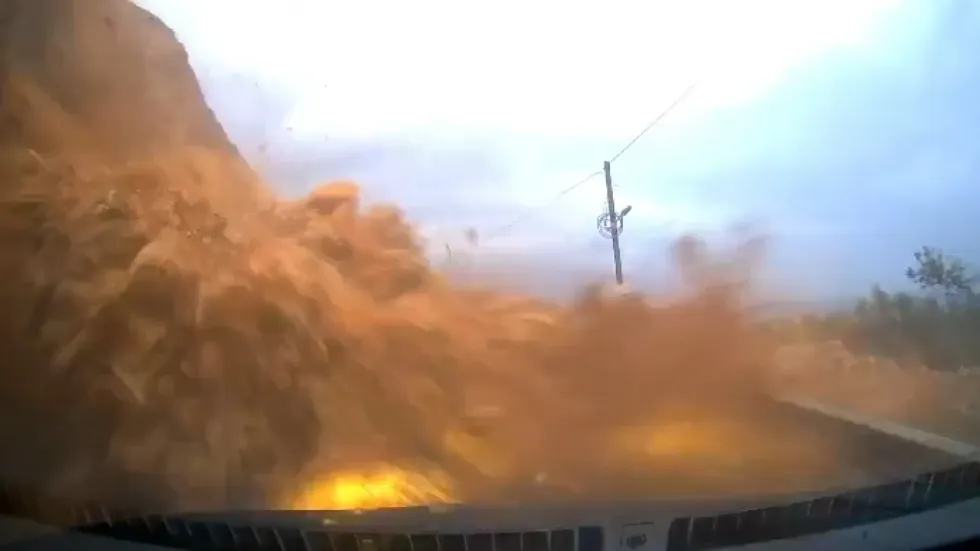 Moment i tmerrshëm, rrëshqitja e papritur e tokës ‘varros; makinën në rrugën bregdetare në Turqi – shpëton mrekullisht shoferi që gjendej brenda