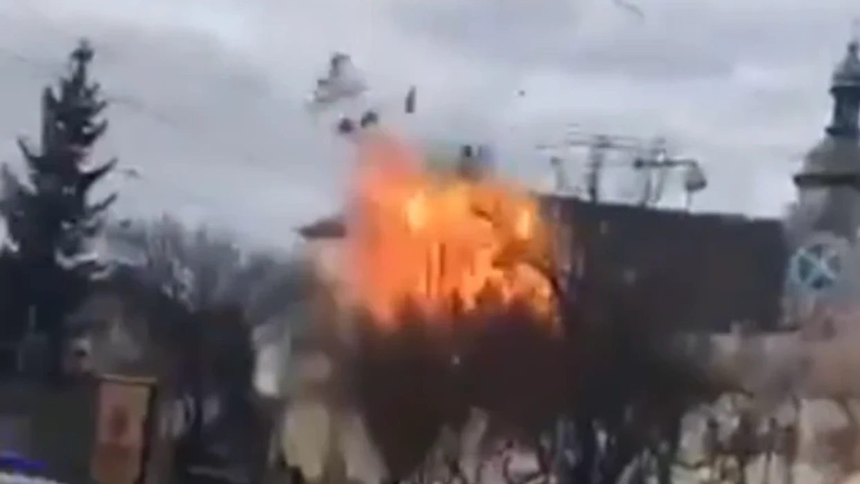 Pamje të frikshme nga Lvivi, droni rus përplaset me një ndërtesë në mes të ditës