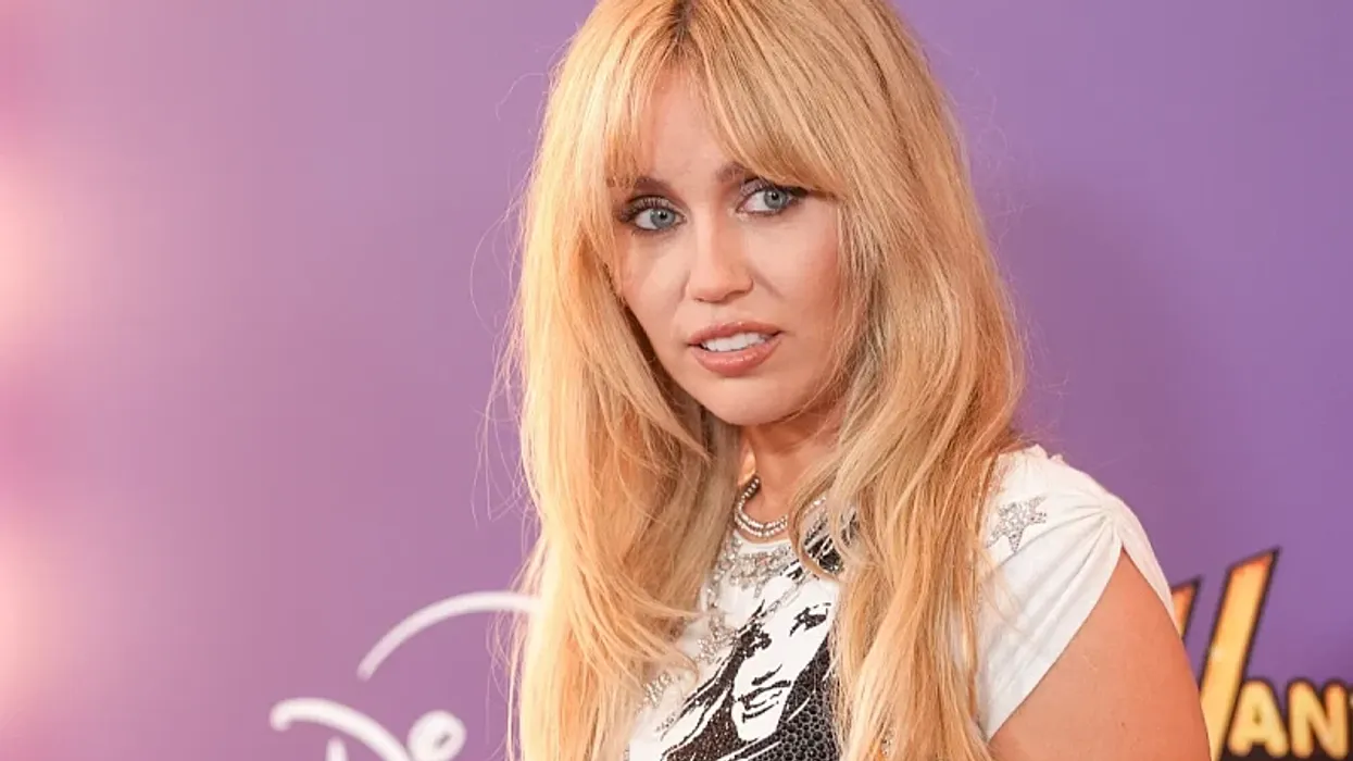 Miley Cyrus kthehet në rrënjët e saj të "Hannah Montana": Stafi i serialit ribashkohet për të festuar 20-vjetorin e tij Miley Cyrus kthehet në rrënjët e saj të