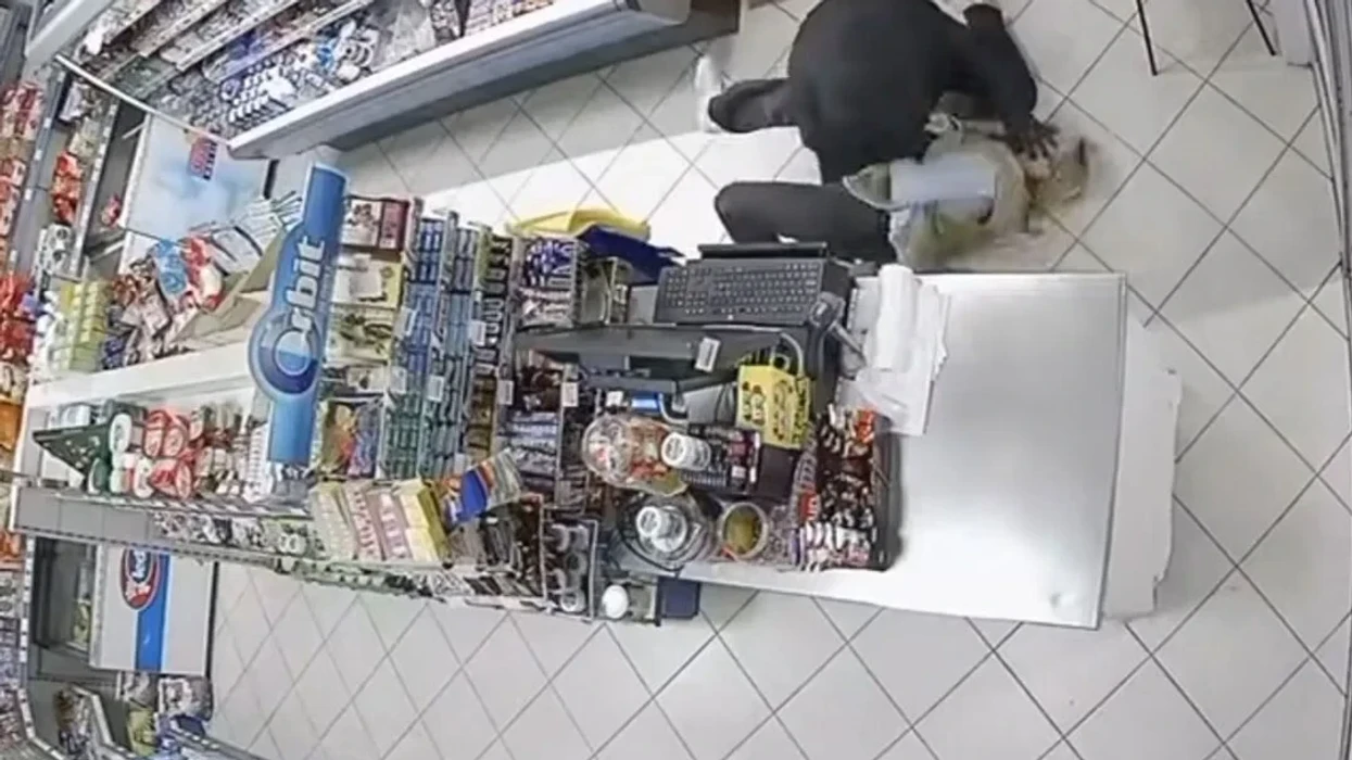 U fut në dyqan me kallashnikov, burri nga Mostari tentoi të kryej grabitje – shitësja e parandaloi duke u përleshur me të