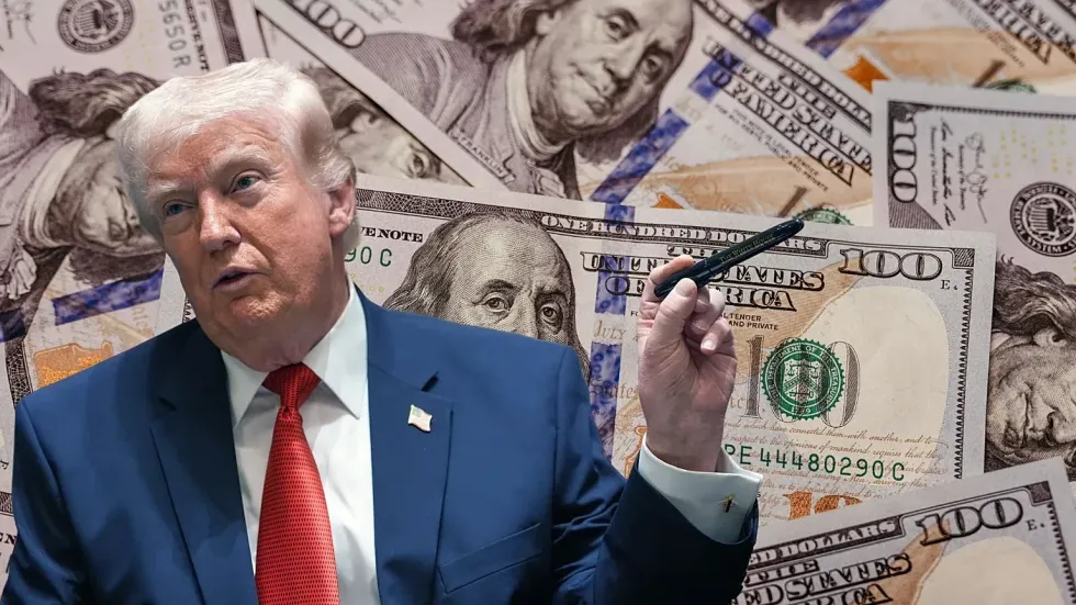 Trump bëhet i pari president në detyrë që vendos nënshkrimin e tij te dollarët amerikanë
