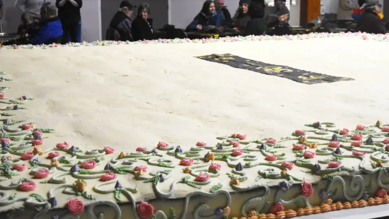 80-vjeçari pjek tortë gjigante me karrota për ditëlindjen e tij - synon Guinness 80-vjeçari pjek tortë gjigante me karrota për ditëlindjen e tij - synon Guinness
