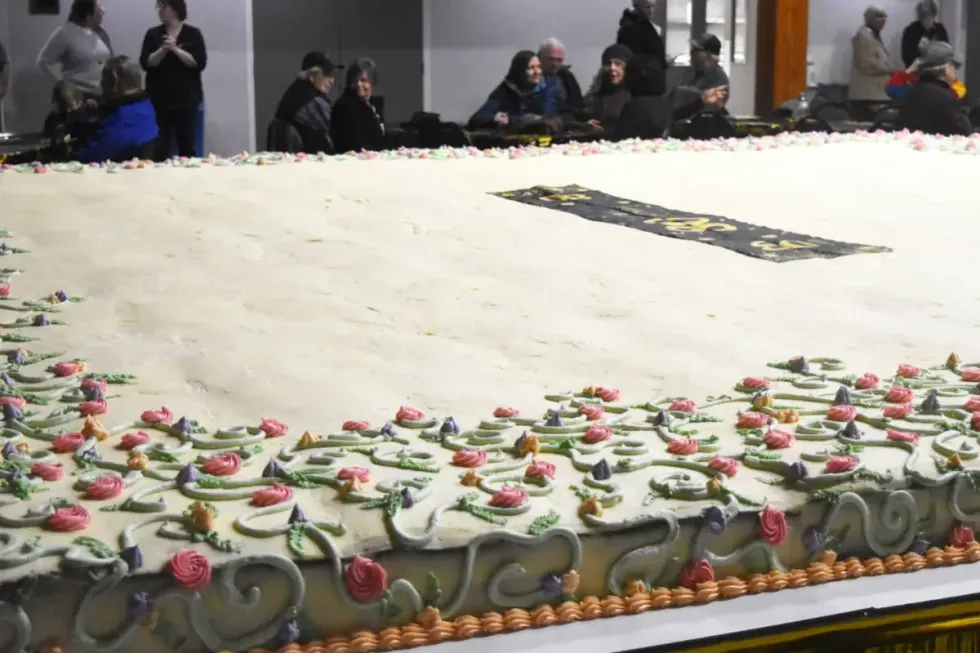 80-vjeçari pjek tortë gjigante me karrota për ditëlindjen e tij - synon Guinness