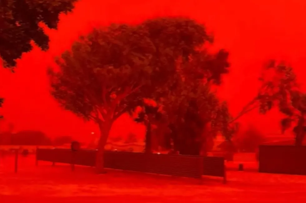 Fenomen i rrallë, qielli bëhet i kuq në Australi përpara ciklonit tropikal