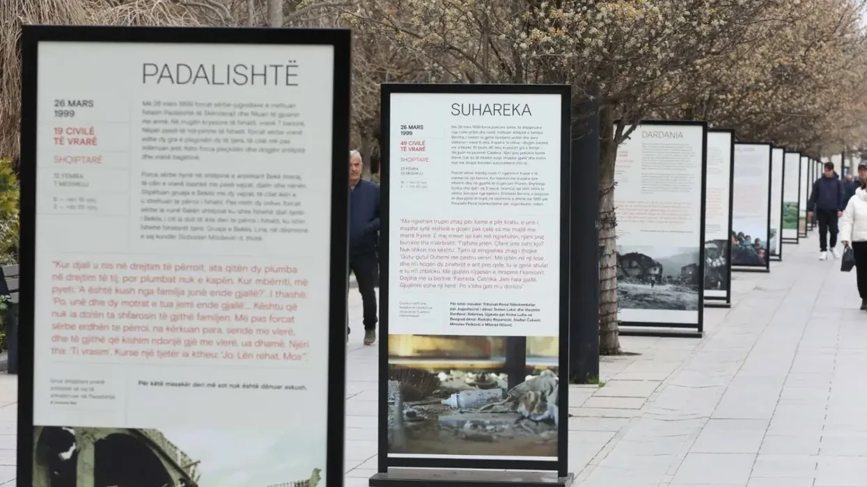 Akuza për pasaktësi dhe fyerje - çfarë ndodhi me ekspozitën për masakrat në Kosovë e cila u largua nga sheshi Akuza për pasaktësi dhe fyerje - çfarë ndodhi me ekspozitën për masakrat në Kosovë e cila u largua nga sheshi