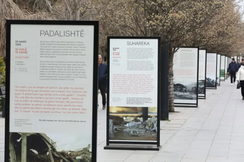 Akuza për pasaktësi dhe fyerje - çfarë ndodhi me ekspozitën për masakrat në Kosovë e cila u largua nga sheshi