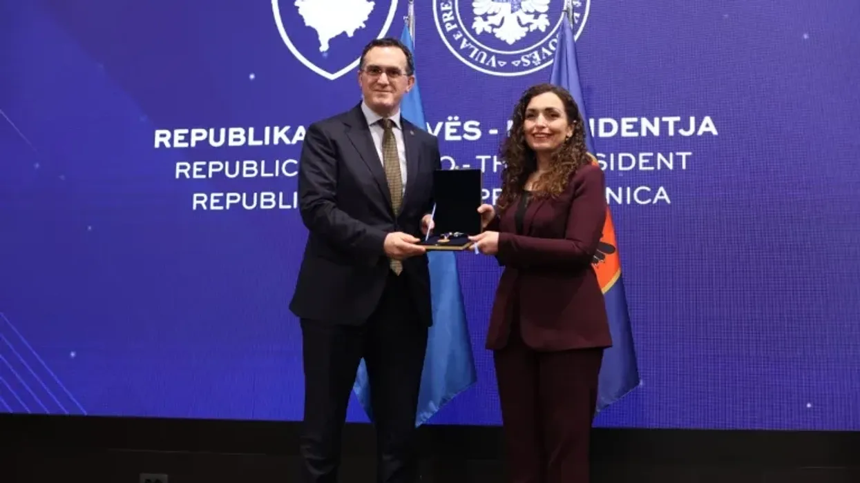 Rektori Edmond Hajrizi dekorohet me Medaljen Presidenciale Rektori Edmond Hajrizi dekorohet me Medaljen Presidenciale