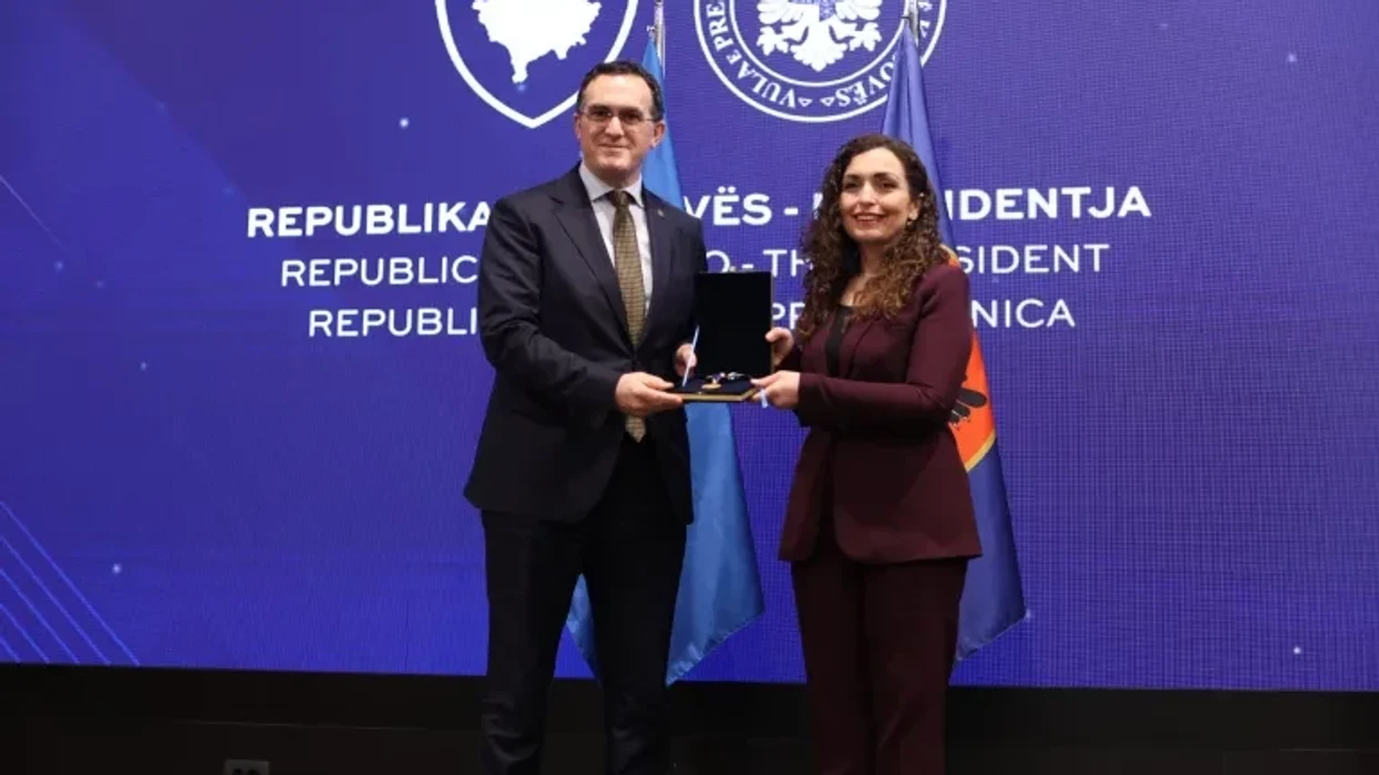 Rektori Edmond Hajrizi dekorohet me Medaljen Presidenciale