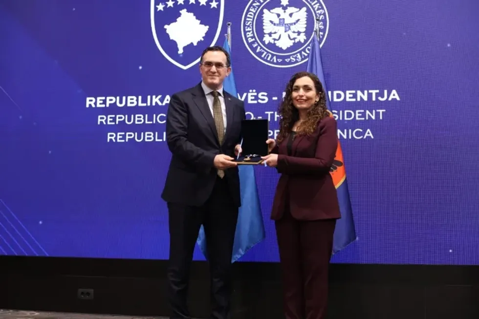 Rektori Edmond Hajrizi dekorohet me Medaljen Presidenciale