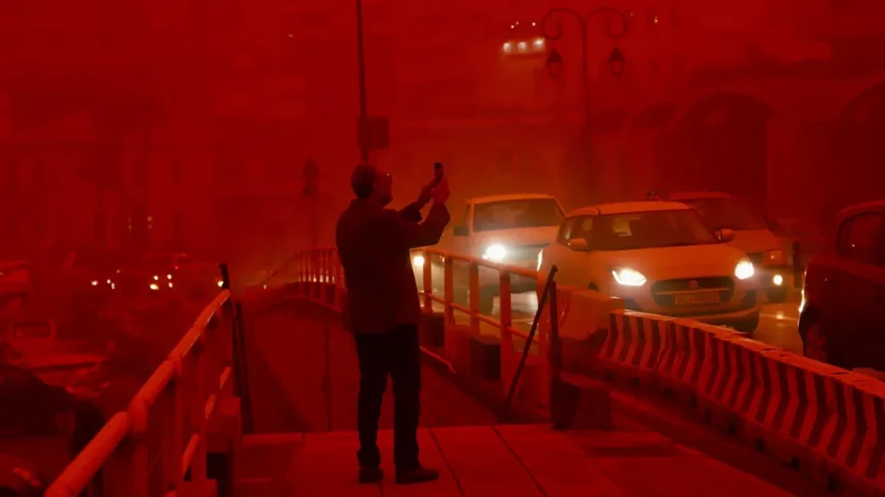 Një burrë humb jetë në stuhi ndërsa pluhuri i Saharasë mbulon Kretën