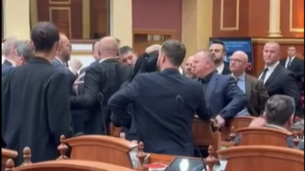 Tensionet në Kuvend, Flamur Noka godet me shishe uji Taulant Ballën pas ndërprerjes së seancës Tensionet në Kuvend, Flamur Noka godet me shishe uji Taulant Ballën pas ndërprerjes së seancës