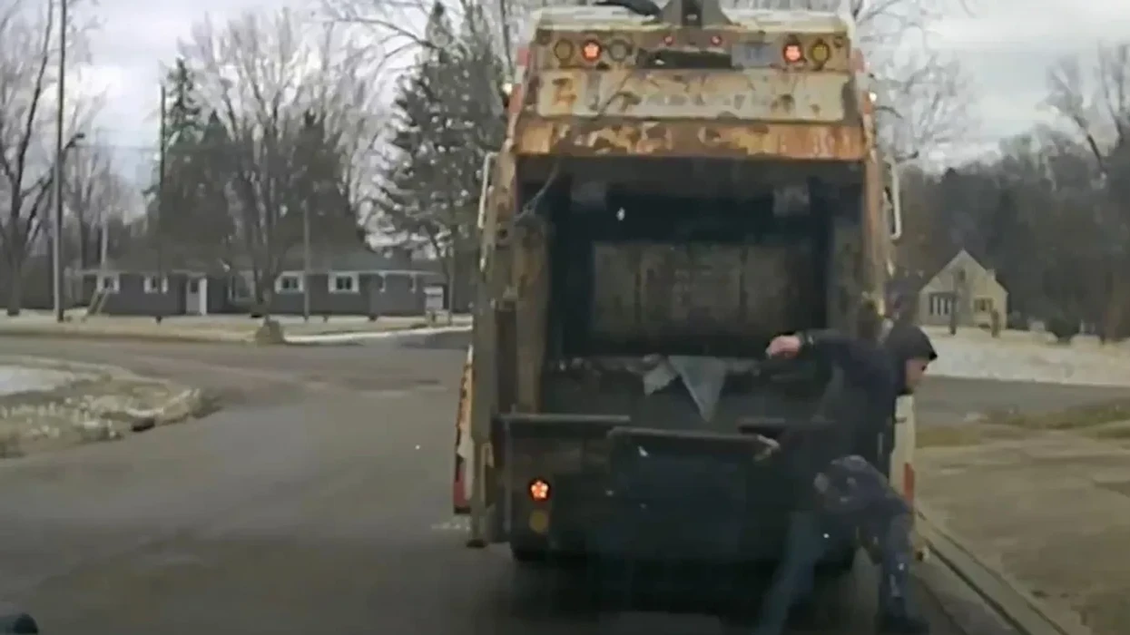 Punonjësi sanitar në Ohio gjen të dyshuarin e policisë të fshehur në koshin e plehrave