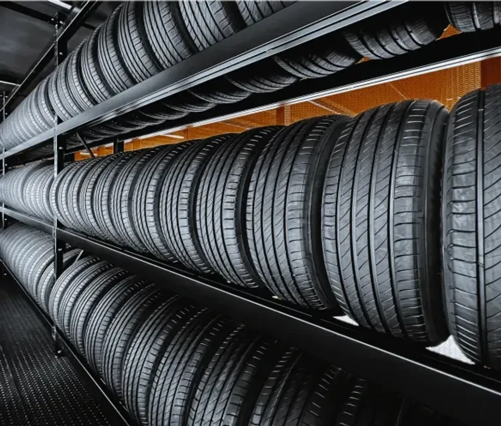 A e dini pse gomat e veturave janë të zeza?