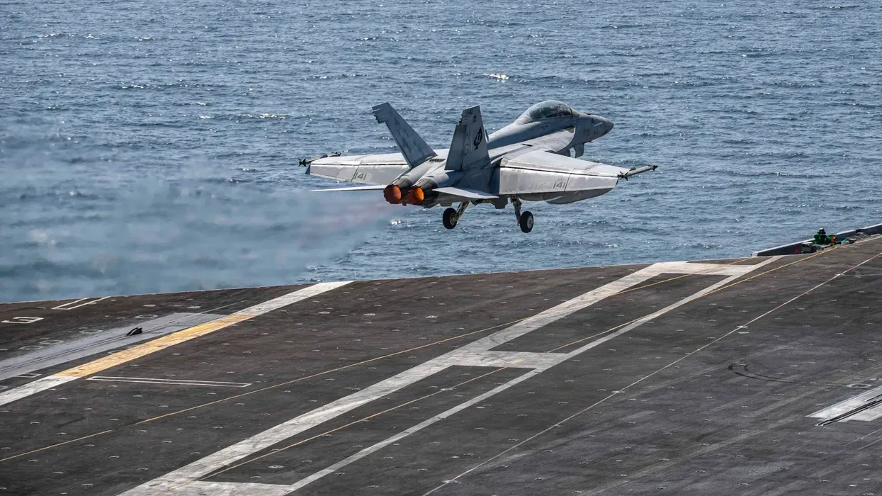 Një pilot amerikan shpëtohet i gjallë pas rrëzimit të aeroplanit luftarak në Iran Një pilot amerikan shpëtohet i gjallë pas rrëzimit të aeroplanit luftarak në Iran