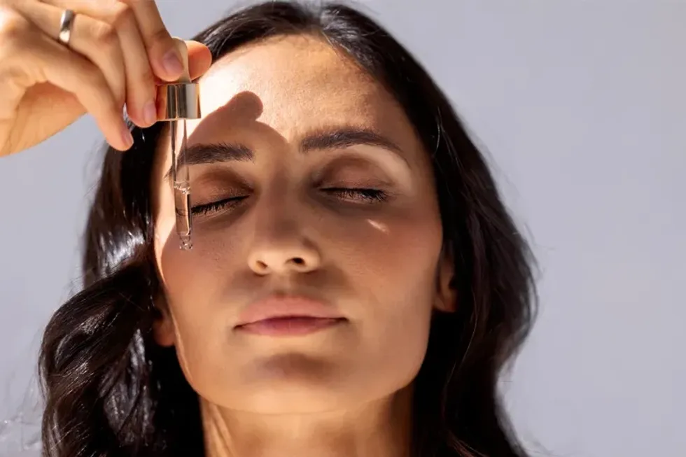 E përdorni gabim serumin? Ky detaj i vogël vendos nëse funksionon apo po hidhni para kot