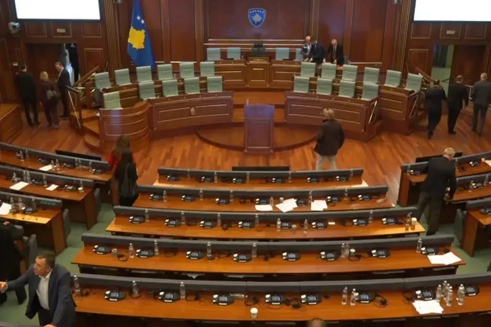 ​Vetëm 27 deputetë në sallë, s’ka kuorum për votimin e rezolutës për rritjen e çmimit të naftës