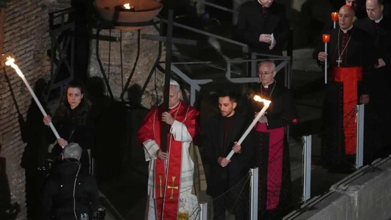 Papa mbajti kryqin vetë në Koloseum, një moment historik pas dekadash Papa mbajti kryqin vetë në Koloseum, një moment historik pas dekadash