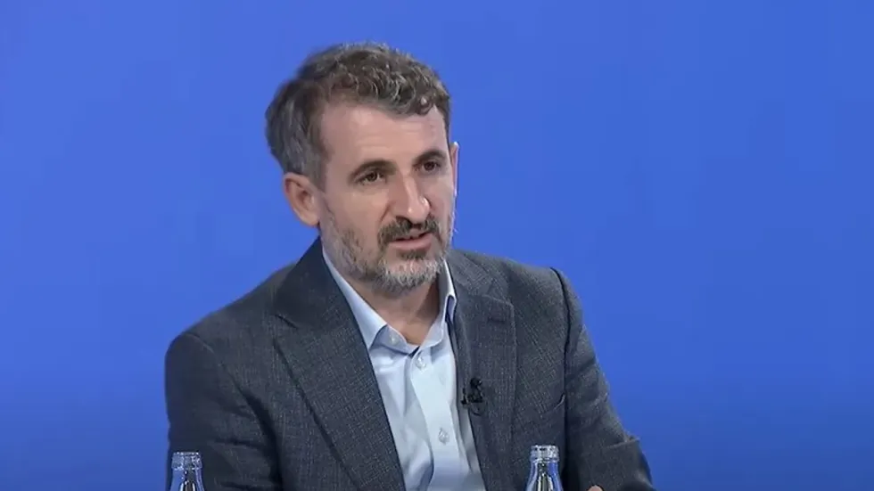 Miftaraj: Kurti dhe kabineti i tij nuk e kuptojnë çmimin e naftës, sepse vozisin me vetura zyrtare