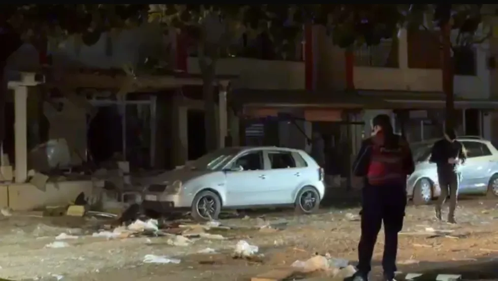 Shpërthim i fuqishëm trondit Lezhën, disa biznese dhe makina të dëmtuara