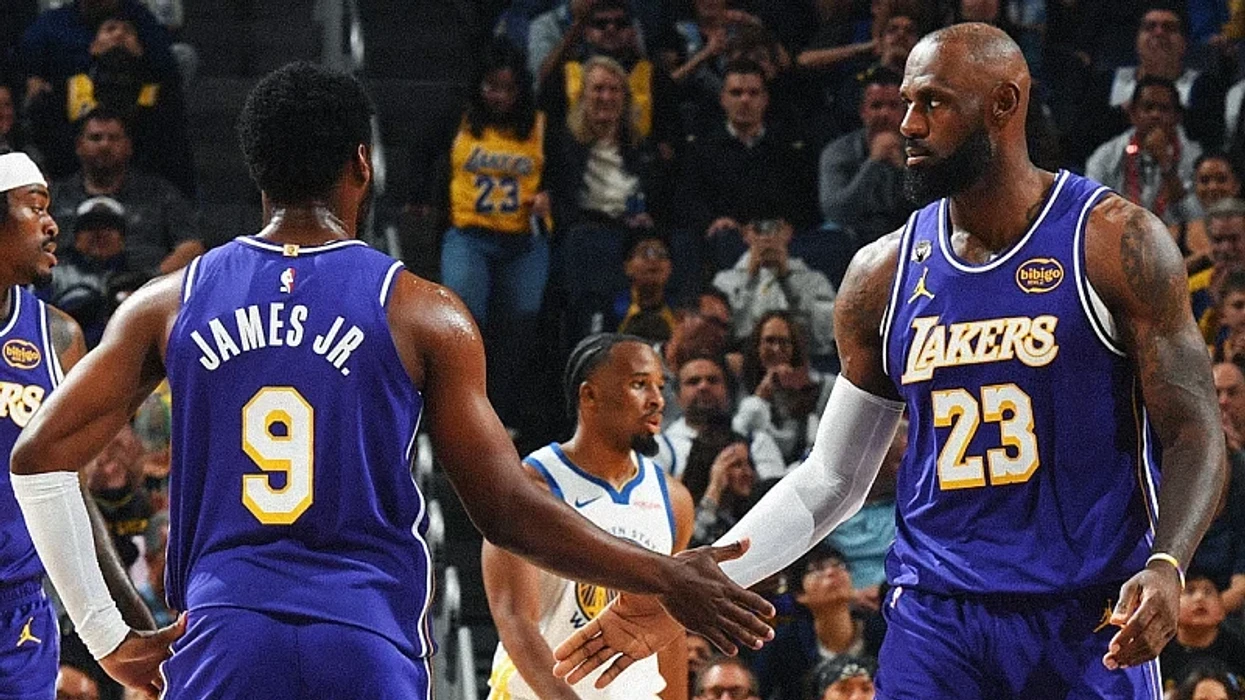 Moment historik në NBA: LeBron James dhe djali i tij asistojnë njëri-tjetrin