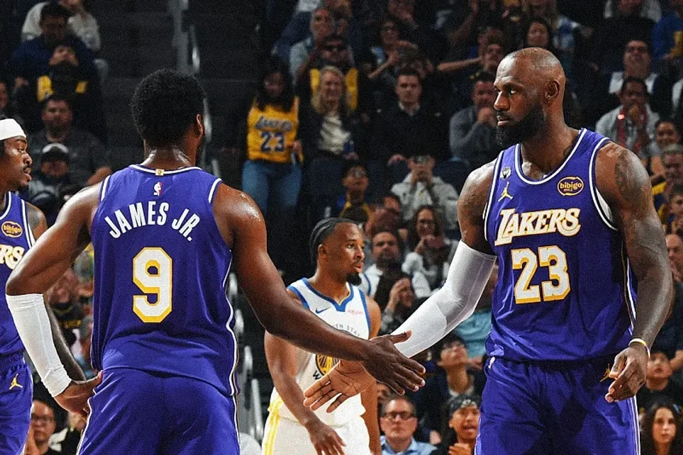 Moment historik në NBA: LeBron James dhe djali i tij asistojnë njëri-tjetrin