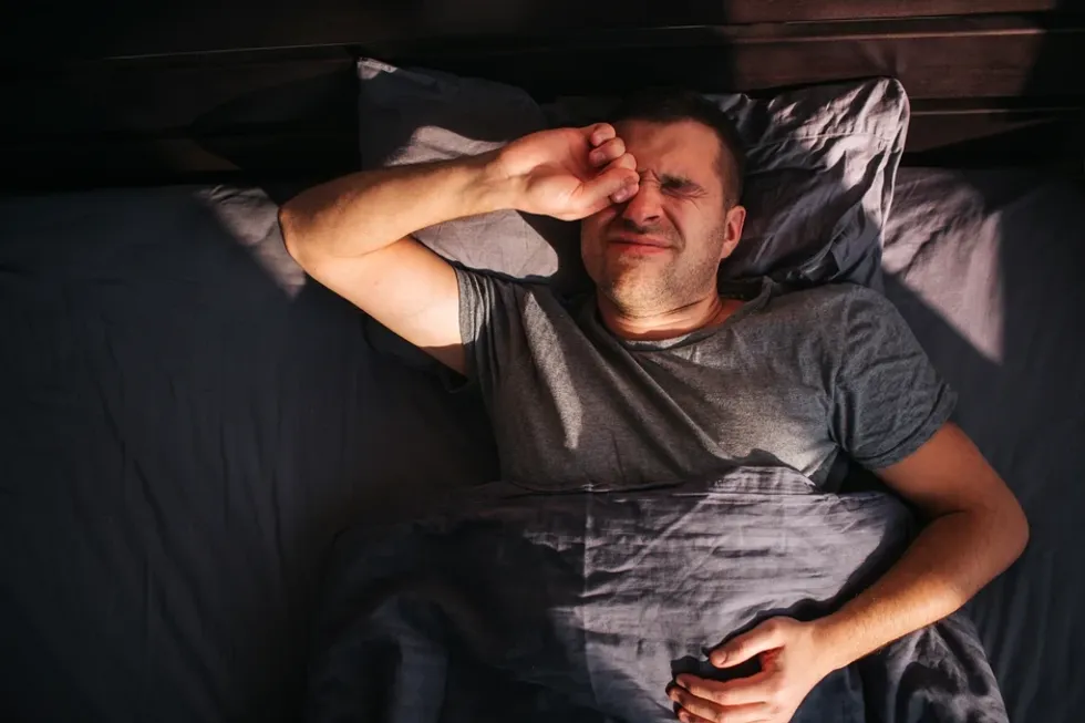 A po flini gabim? Jastëku mund të rrisë presionin në sy dhe rrezikun për shikimin