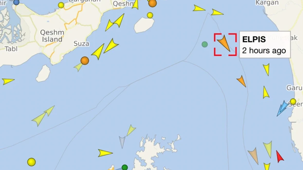 Një cisternë nafte e sanksionuar kalon Ngushticën e Hormuzit, sfidon bllokadën e Trump