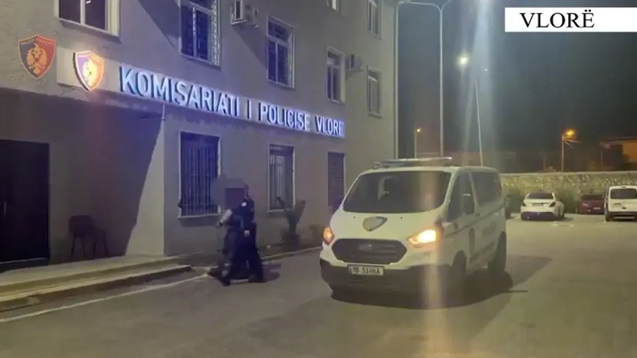 Panik në Vlorë, kanosin me pistoletë një 35-vjeçar dhe tentojnë ta nxjerrin nga vetura duke e rrahur Panik në Vlorë, kanosin me pistoletë një 35-vjeçar dhe tentojnë ta nxjerrin nga vetura duke e rrahur