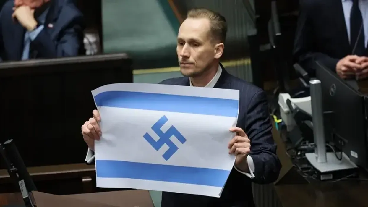 Incident në Parlamentin polak, deputeti shfaq flamurin izraelit me svastikë Incident në Parlamentin polak, deputeti shfaq flamurin izraelit me svastikë