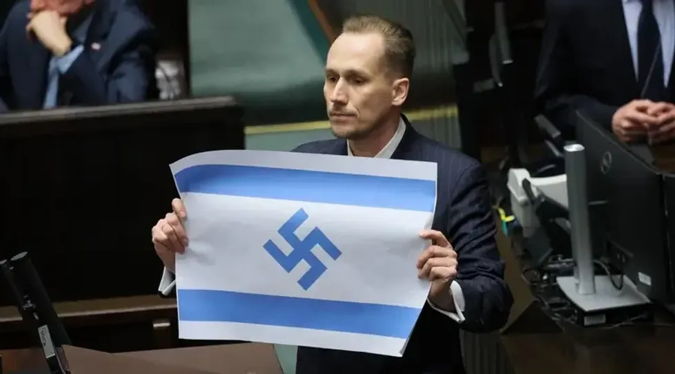 Incident në Parlamentin polak, deputeti shfaq flamurin izraelit me svastikë