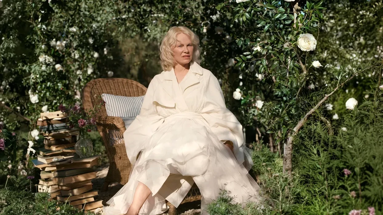 Pamela Anderson me koleksion mobiliesh prej ratani të frymëzuar nga kujtimet e fëmijërisë