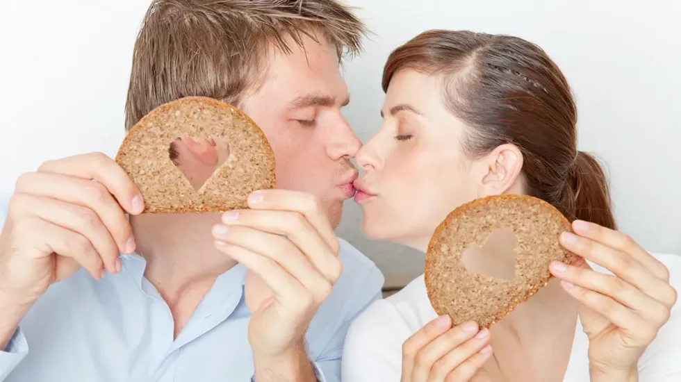 A mund të bartet gluteni me një puthje? Zbulimi i ri jep përgjigje befasuese