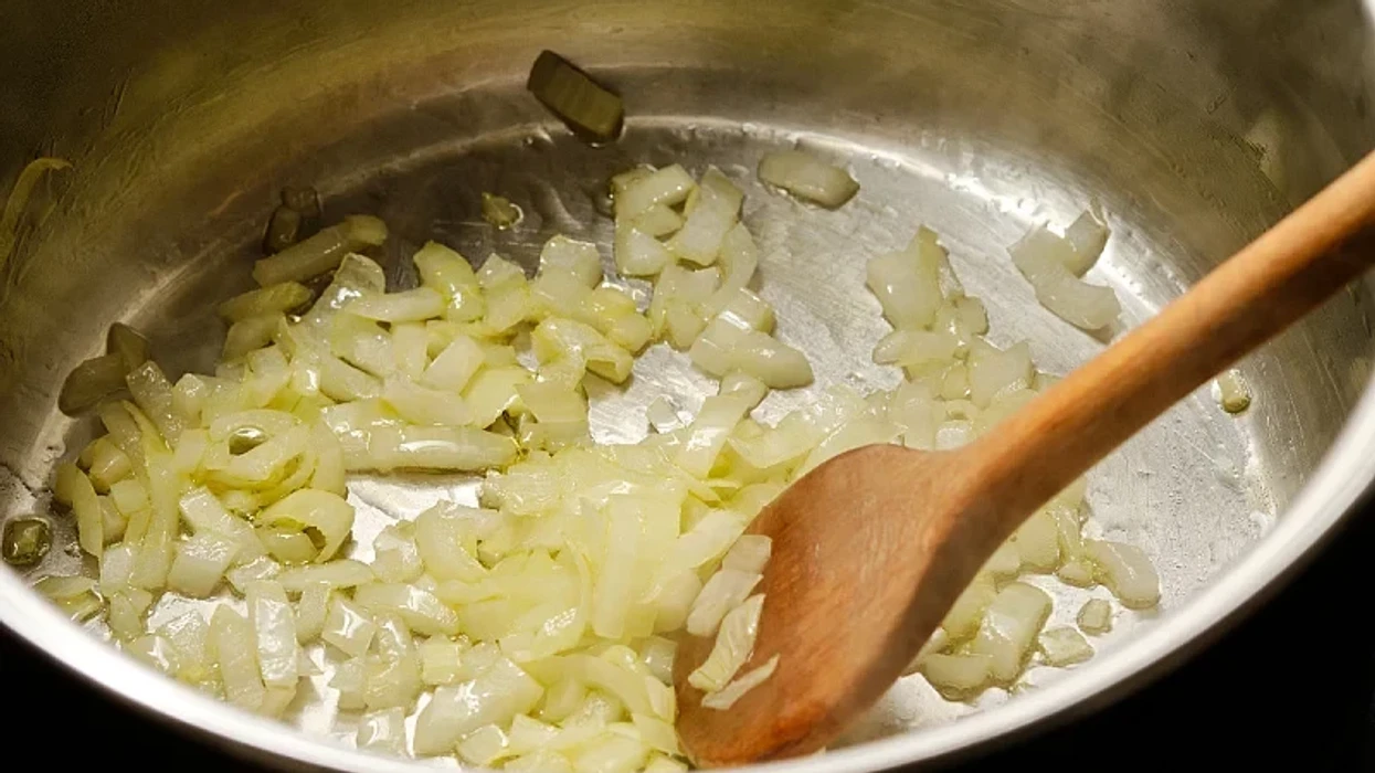 Largojeni aromën e qepëve të skuqura në shtëpi, provoni këto metoda natyrale