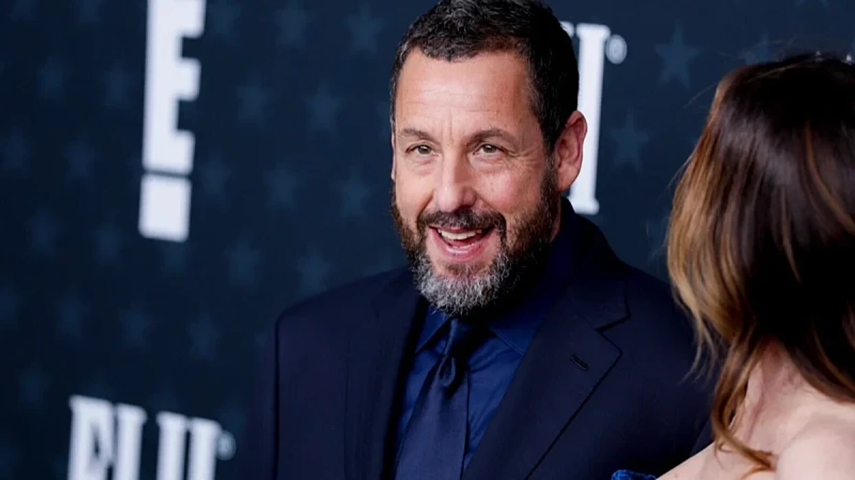 "Milioneri më i varfër" në Hollywood: Adam Sandler preferon veshjet sportive, nget biçikletë dhe ha hamburgerë