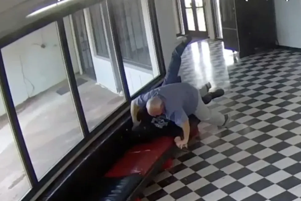 Drejtori hero në Oklahoma çarmatos sulmuesin dhe shpëton nxënësit, publikohen pamjet