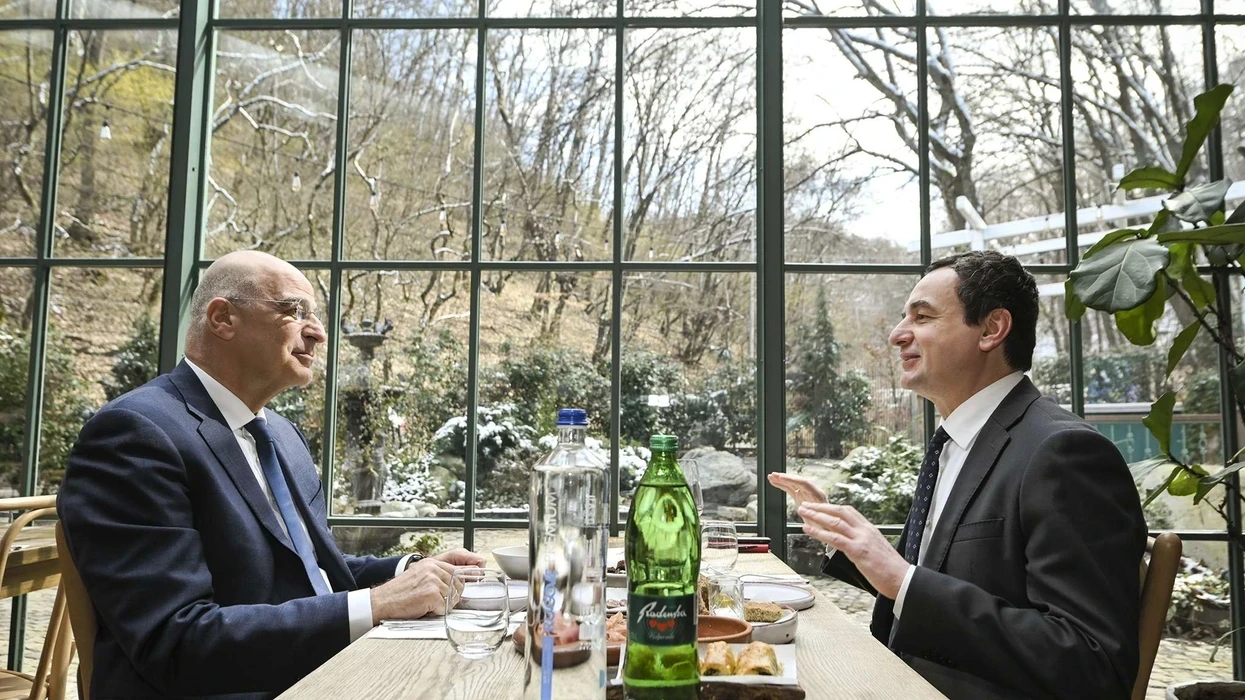 Ministri grek Dendias sot në Prishtinë, takim me KFOR-in dhe Kurtin