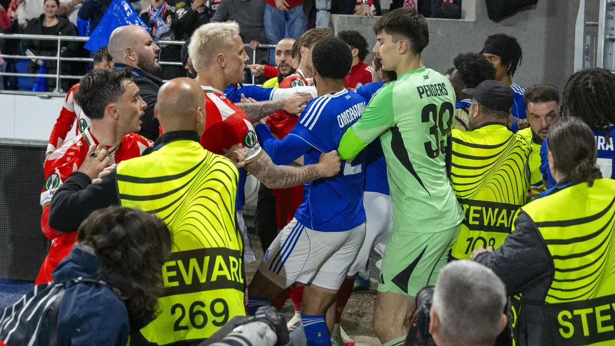 Përplasje masive mes lojtarëve të Mainzit dhe Strasbourgit, e gjitha erdhi pas një festimi me mungesë respekti nga lojtari i vendasve