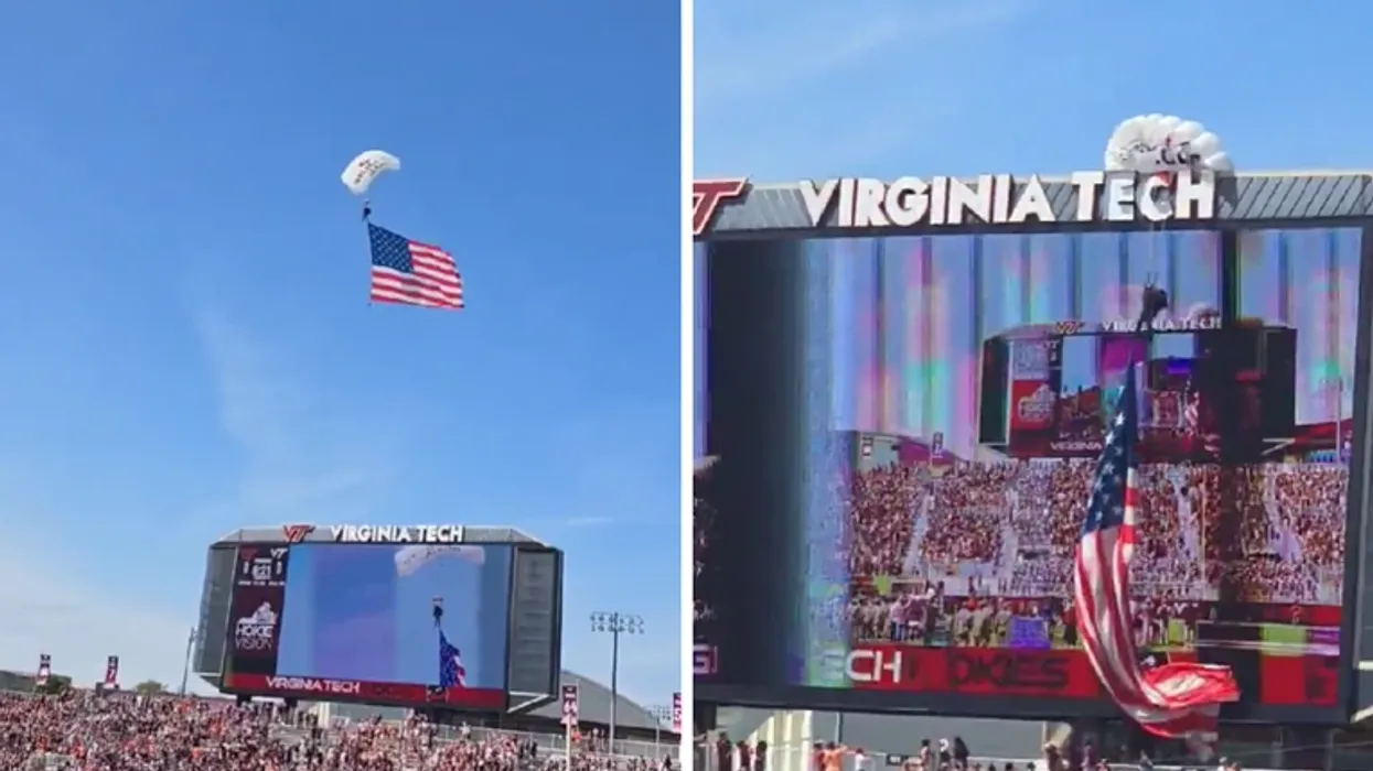 Parashutisti me flamur amerikan përplaset në tabelën e rezultateve të stadiumit Parashutisti me flamur amerikan përplaset në tabelën e rezultateve të stadiumit