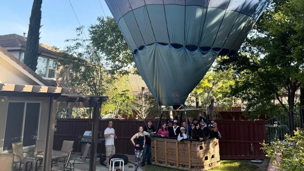 Balona me ajër të nxehtë me 13 persona në bord bën ulje emergjente në oborrin e një shtëpie në Kaliforni