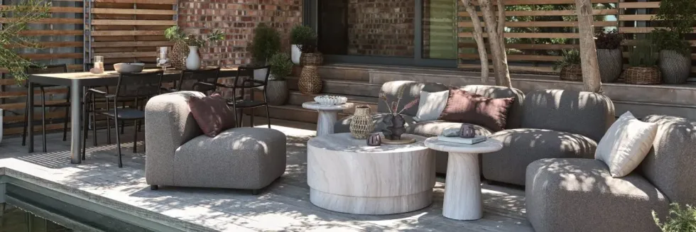 Kështu duket këndi ideal i ndenjjes në ambient të hapur: Nga kafja e mëngjesit deri te mbrëmjet nën yje